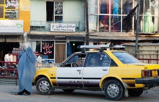 Талибаните забраниха на шофьорите на таксита да качват жени, които не носят хиджаб